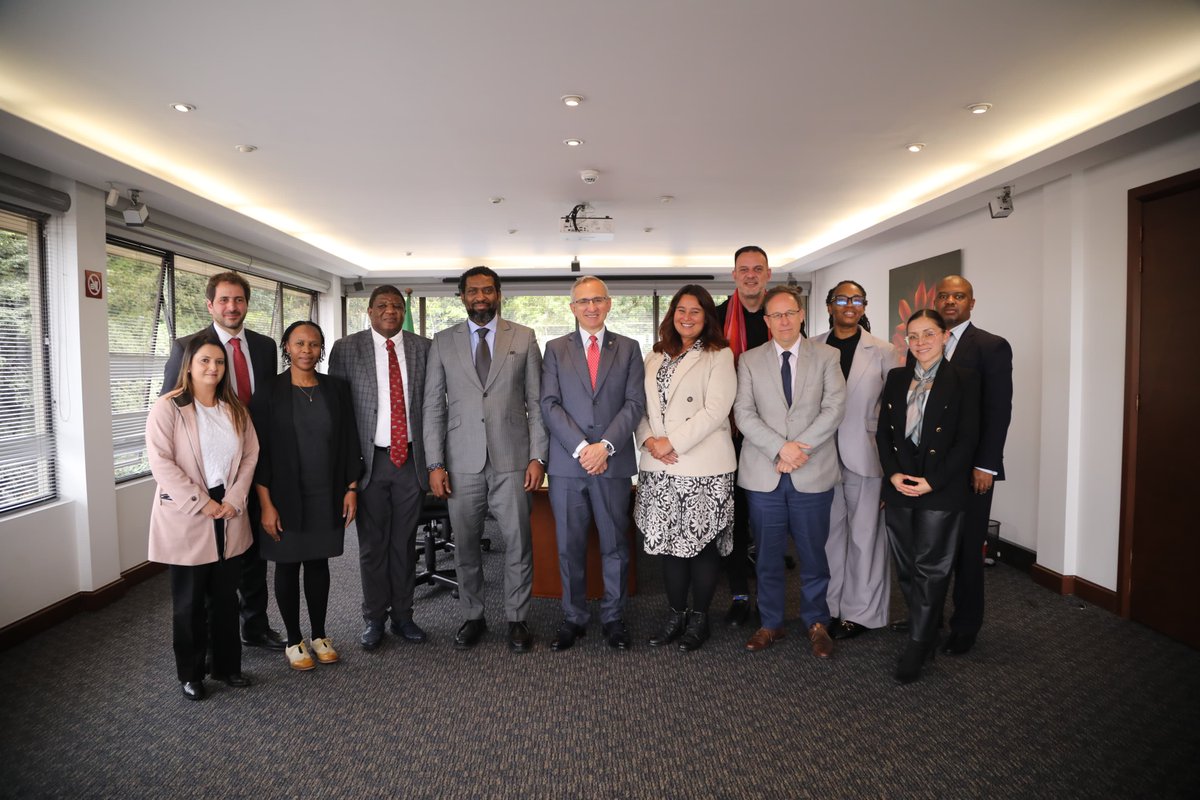 U.Externado (@uexternado) on Twitter photo Nuestro rector <a href="/HernandoParraN/">Hernando Parra Nieto</a> recibió la visita de Buti Manamela, viceministro de Educación Superior de Sudáfrica, para explorar oportunidades de cooperación académica entre ambos países. 🇿🇦🇨🇴 <a href="/FIGRIExternado/">Figriexternado</a>
👉 Conoce más: uexternado.edu.co/finanzas-gobie… Nuestro rector <a href="/HernandoParraN/">Hernando Parra Nieto</a> recibió la visita de Buti Manamela, viceministro de Educación Superior de Sudáfrica, para explorar oportunidades de cooperación académica entre ambos países. 🇿🇦🇨🇴 <a href="/FIGRIExternado/">Figriexternado</a>
👉 Conoce más: uexternado.edu.co/finanzas-gobie…