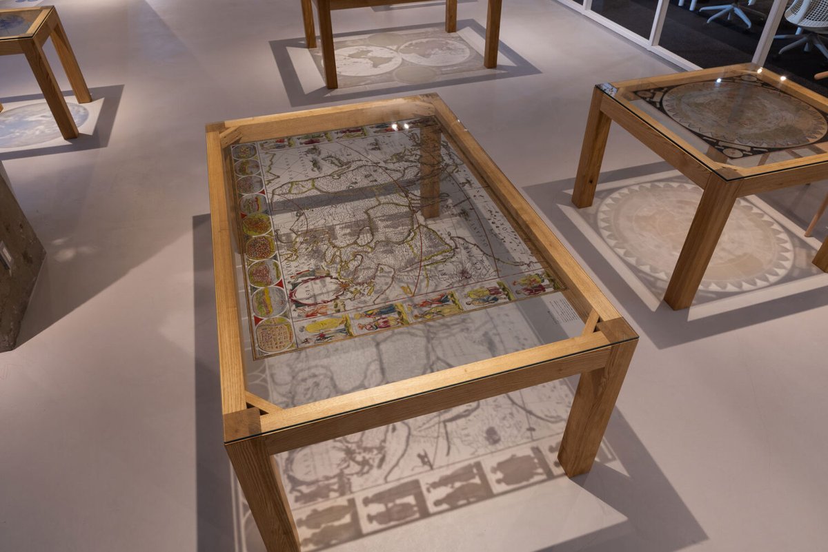 環境配慮の徹底も意図した計画。企業コンセプト“地球中心”の体現を求め、“古代からの地図”を印刷した15台のテーブルを中心とする空間を考案。既存部材の数量調査を行って“ほぼ全ての再利用/再生”も実現

保坂猛による、東京のオフィス「ECD  地球中心デザイン研究所」

©井上登
詳細リプ欄🔗から