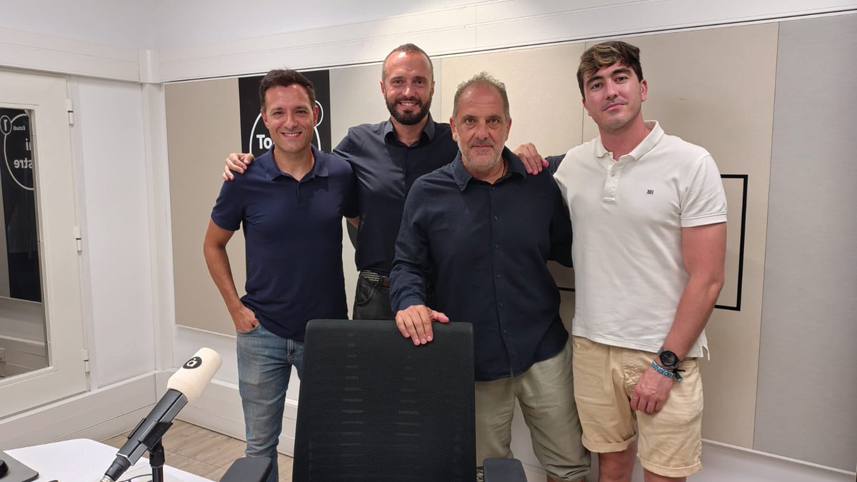 apuntesports's tweet photo. Comença la tertúlia de #LíniaDeFons, amb @dariomuela, @D_pico_ i @sanchis14 

🎙️@GustavoClement https://t.co/HRrnBAFI0X