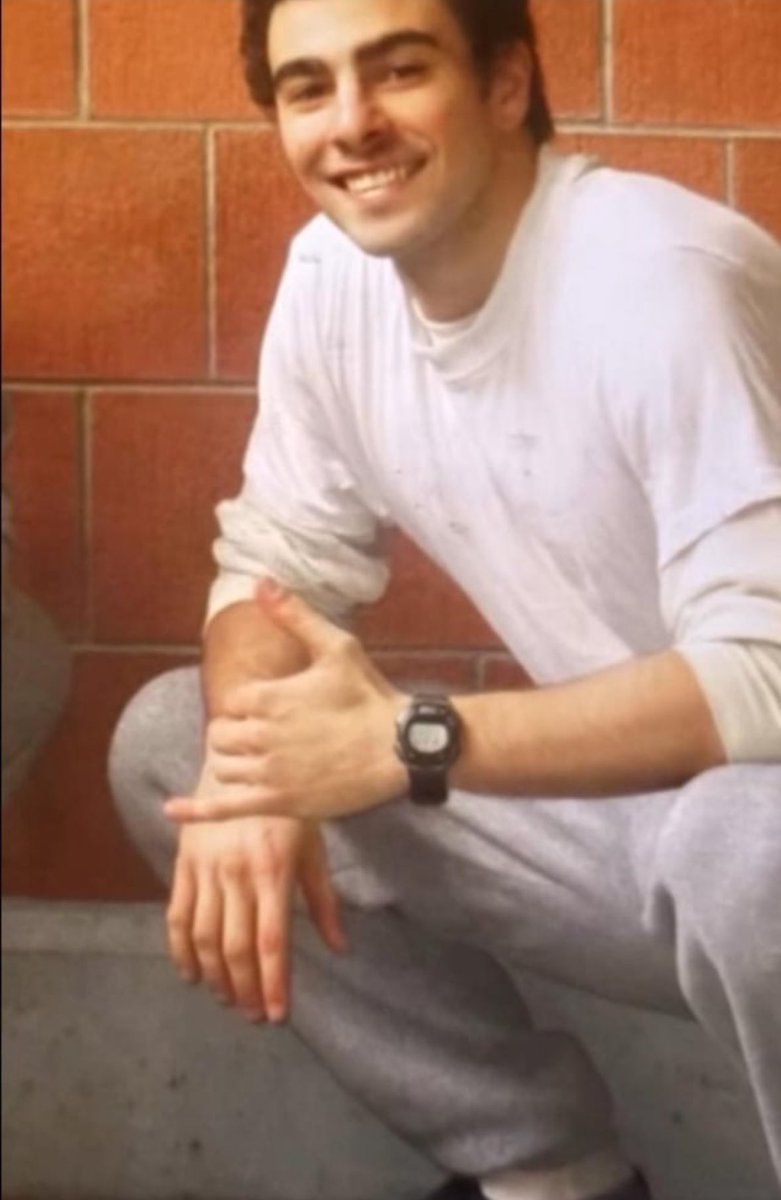 real or fake, he loves a good 🤙🏼 take him back to hawaii ASAP 😭😭