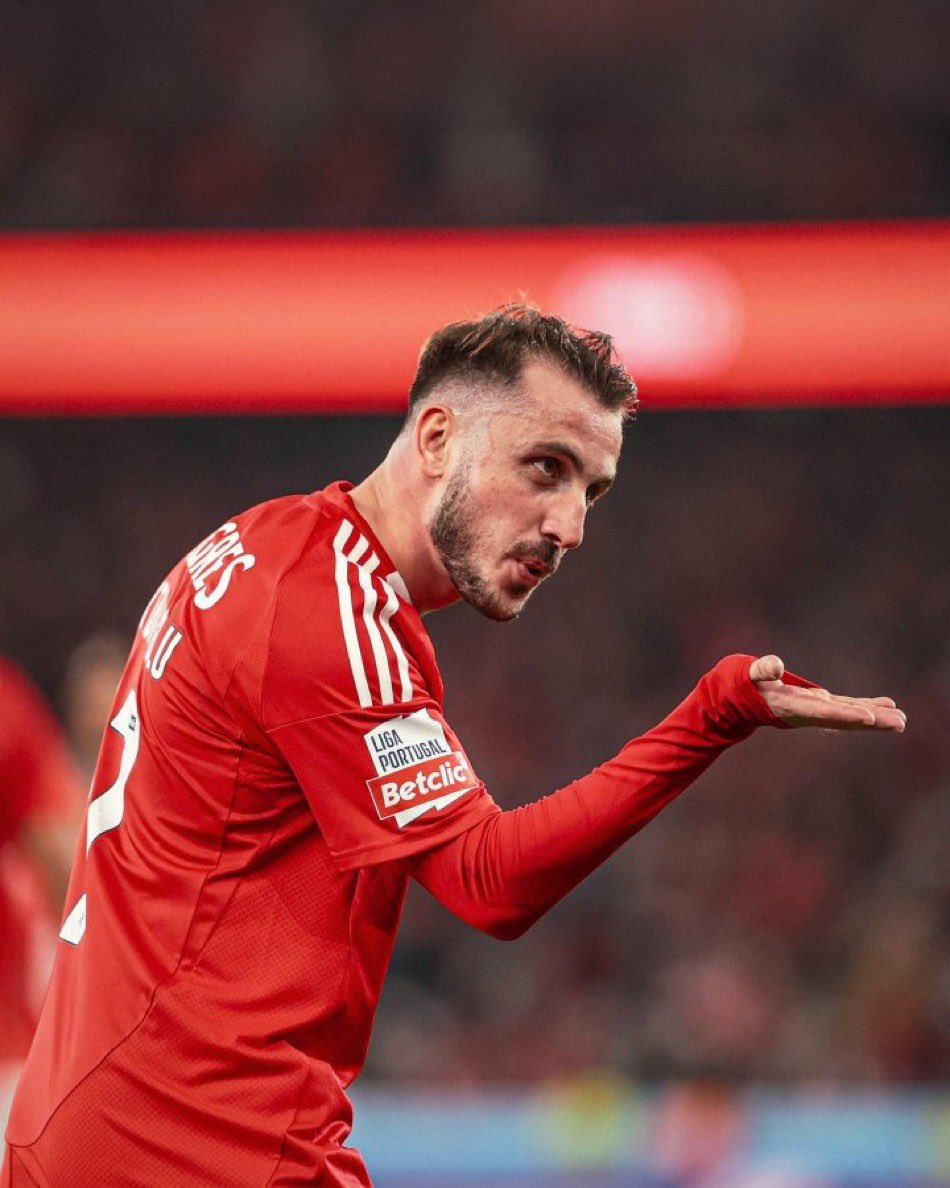 Ben Kerem’i isterim. Ama Kerem’i, “Oyundan çabuk düşüyor. Küsmeye müsait oyuncu, iş yapmayabilir” diye istemeyenlere de saygı duyuyorum. Evet, öyle bir ihtimal de var. Ama Kerem’i siyasi görüşünden dolayı istemeyenlere saygı duymuyorum. Çünkü Beşiktaş bir siyasi parti değil.