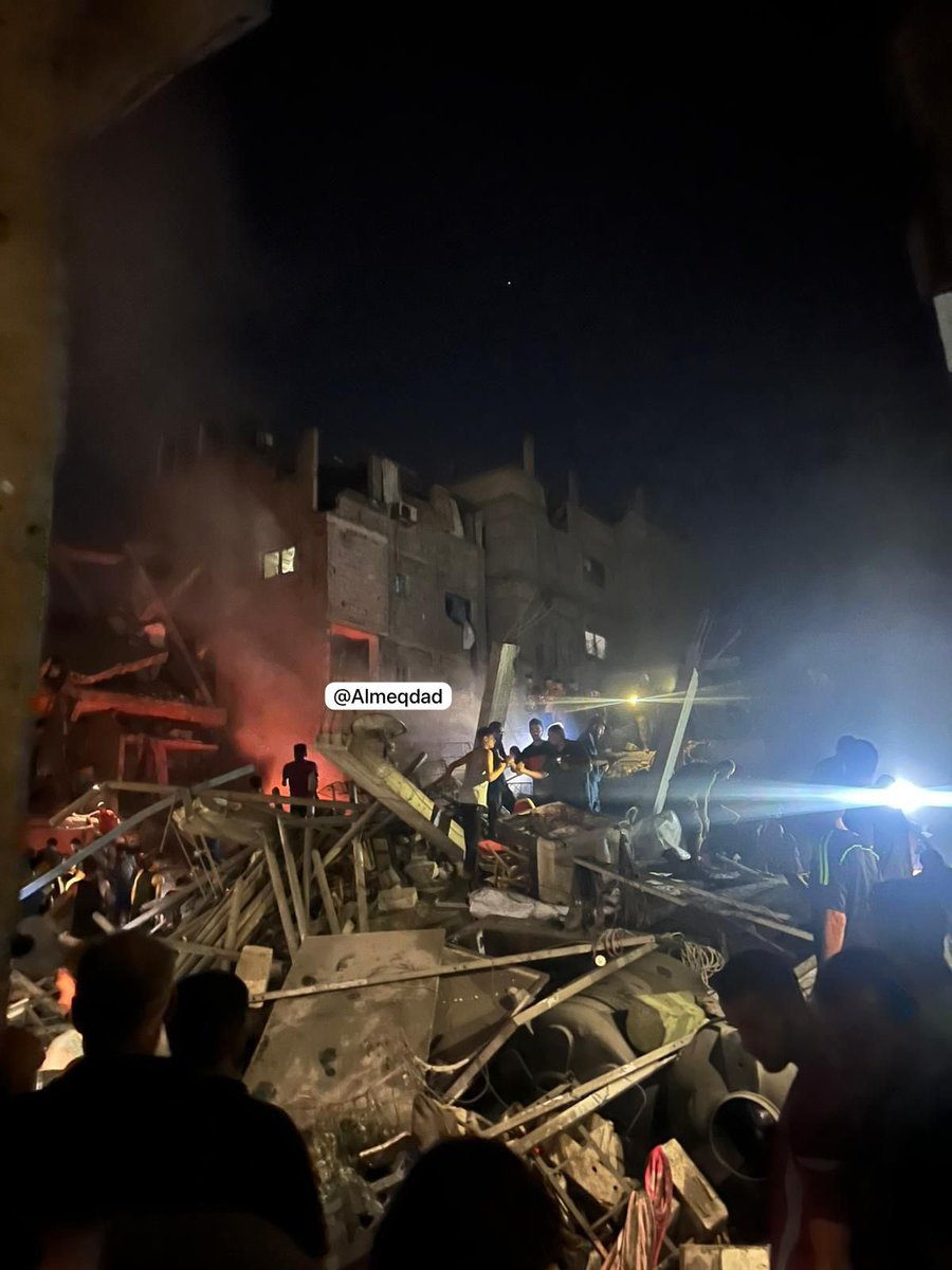 جماعة أخبرينا ي بيت حانون الإحتلال قبل شوي دمر مربع سكني كامل بصواريخ الطيران الحربي والناس حاليًا تحت الأنقاض.