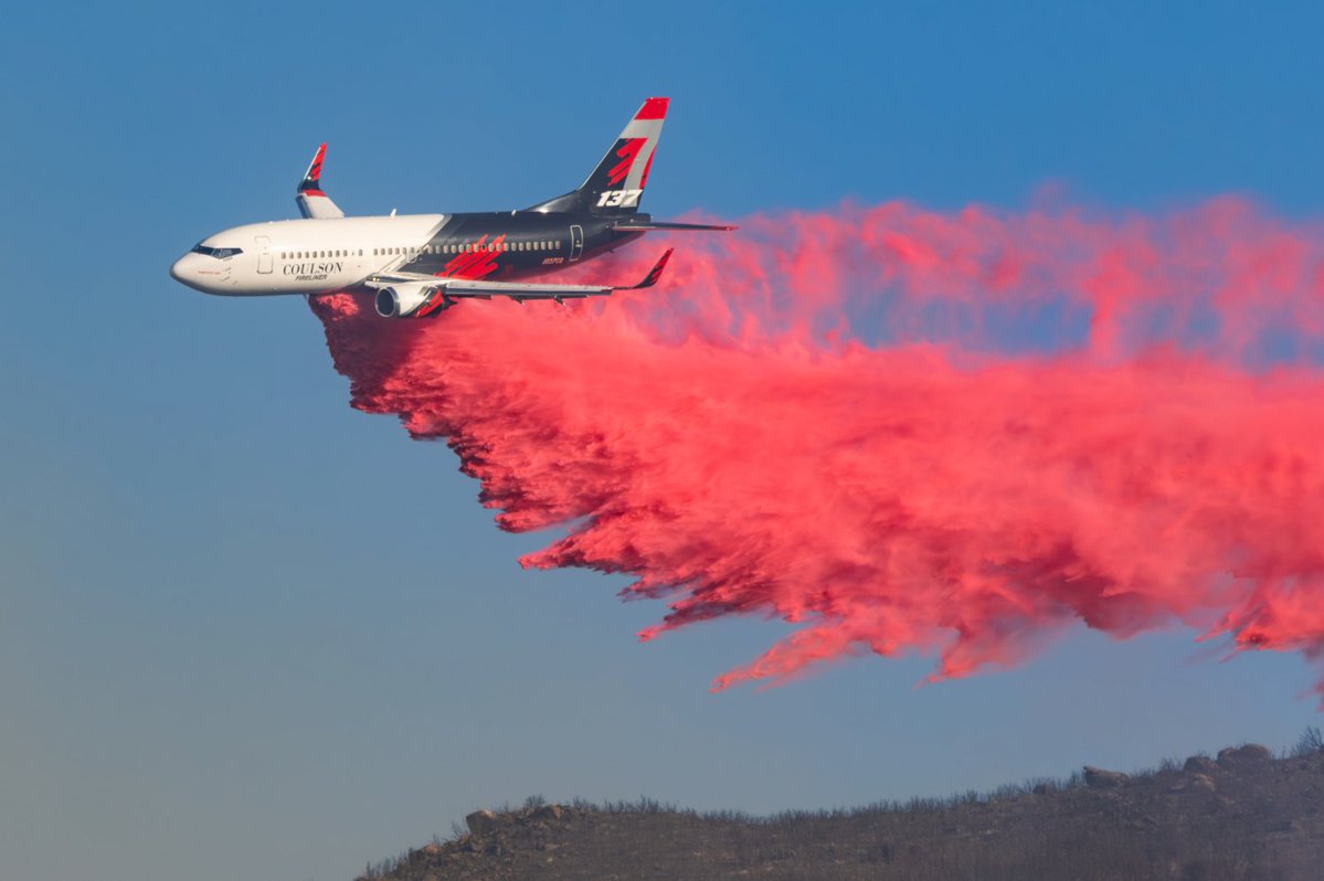 CoulsonAviation's tweet image. Tanker 137 & Tanker 138 took on the Lake Fire July 2, delivering critical support from above.
Thanks to IG user jplusonephoto for the ground-level look at the action. #coulsonaviation #lakefire #aerialfirefighting