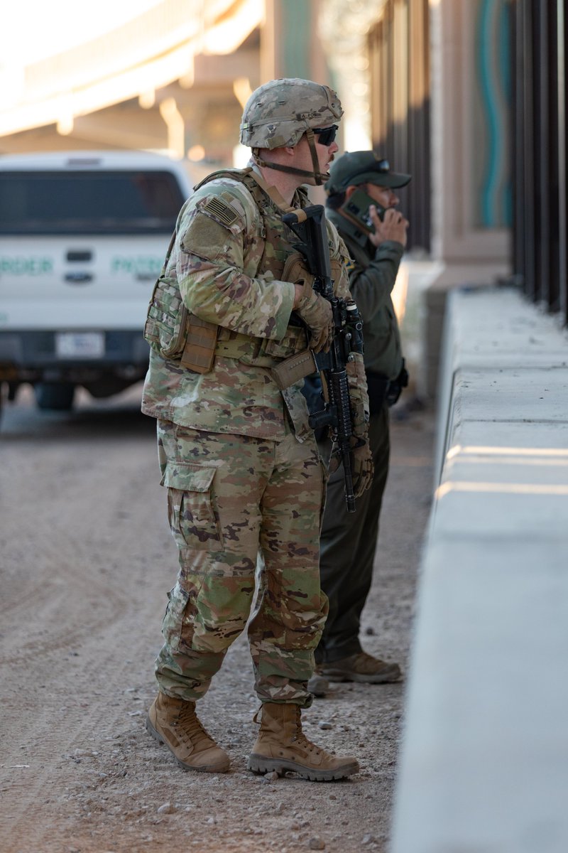 USNorthernCmd's tweet image. 🤝 Strength through partnership. @USArmy Soldiers assigned to @JointTFSB and @CBP agents conduct joint operations in New Mexico, enhancing security along the #southernborder. They provide increased presence and rapid response capabilities in support of national #bordersecurity.