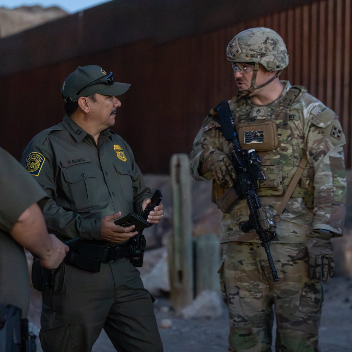 USNorthernCmd's tweet image. 🤝 Strength through partnership. @USArmy Soldiers assigned to @JointTFSB and @CBP agents conduct joint operations in New Mexico, enhancing security along the #southernborder. They provide increased presence and rapid response capabilities in support of national #bordersecurity.
