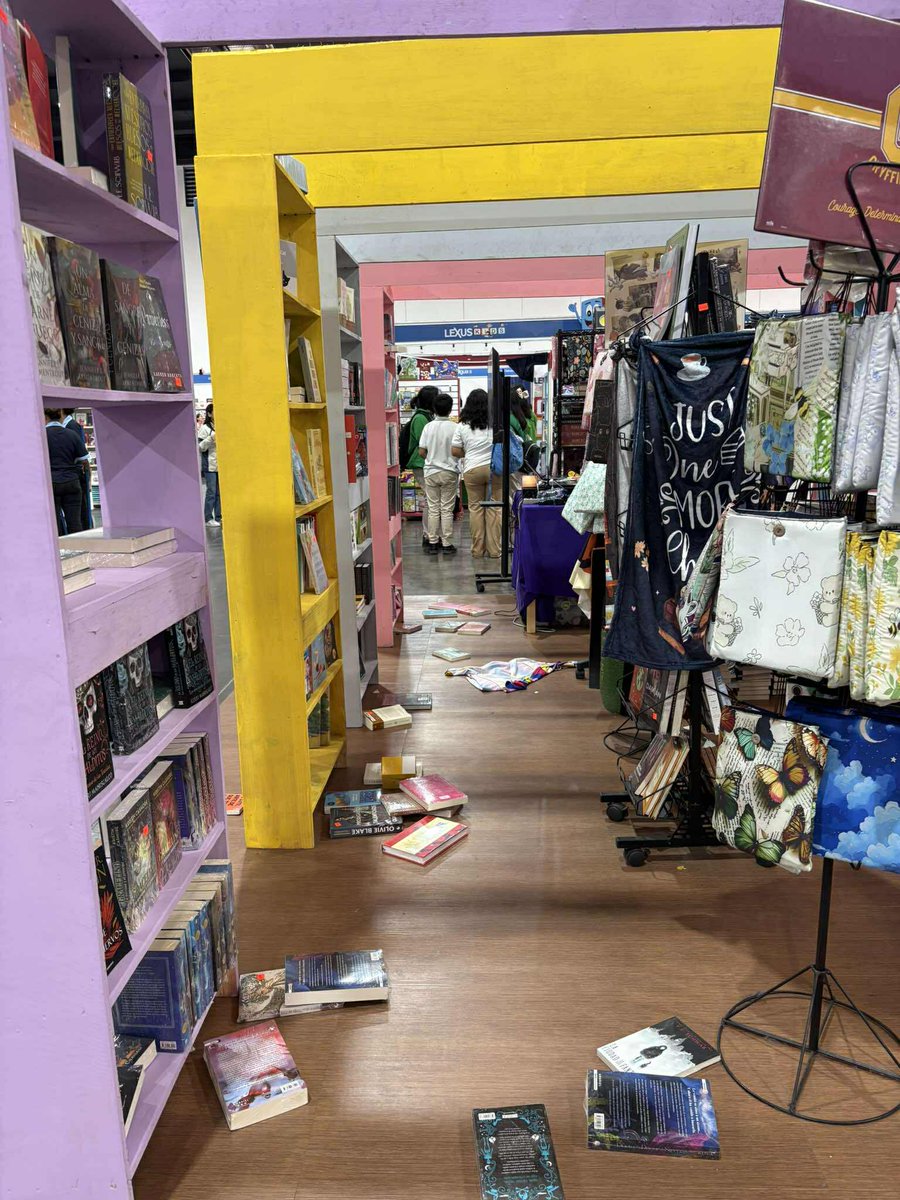 #AHORA Segundo fuerte sismo provocó la caída de varios libros en Feria del Libro. 

Fotos: Emisoras Unidas
