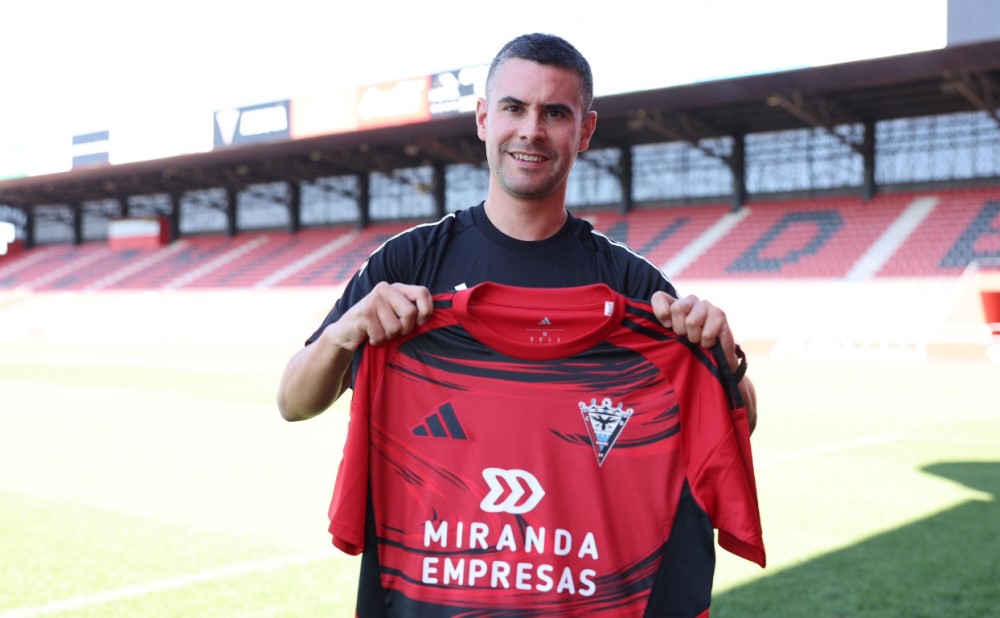 El <a href="/CDMirandes/">Club Deportivo Mirandés</a> de la era Fran Justo comienza su andadura

Solo hubo cuatro caras nuevas en el primer entrenamiento del Mirandés en Anduva, a las órdenes del nuevo cuerpo técnico.

burgosdeporte.com/?p=141886