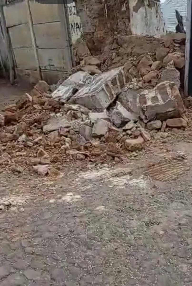 Un muro en La Recolección, otra pared y daños en casas en Antigua hasta el momento.
