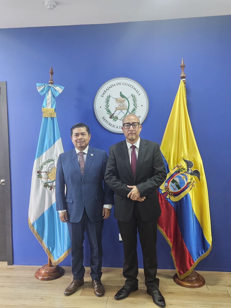 #GuatemalaEnEcuador | La <a href="/EmbaGuaEcuador/">Embajada de Guatemala en Ecuador</a> recibió a representantes de la Universidad <a href="/UNIANDES/">Uniandes</a>.
Se dialogó sobre convenios académicos con universidades guatemaltecas, intercambio estudiantil y actividades conjuntas. 🇬🇹🇪🇨

#DiplomaciaCulturalGT