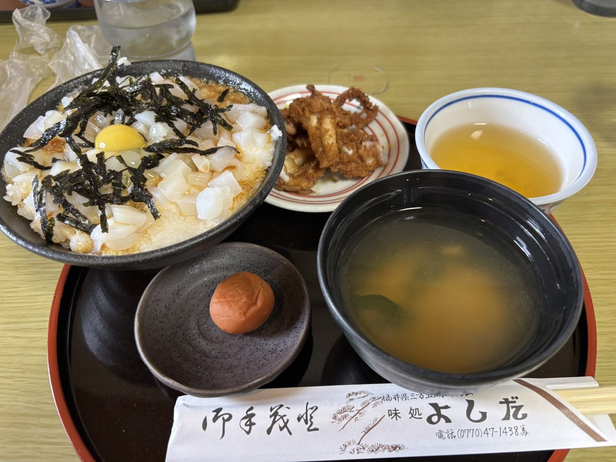 PWq0r's tweet photo. 福井県に家族旅行中
ドライブイン吉田のイカ丼セットを頂きました🦑

 #飯テロ
 #イカ好き集まれ
 #意外にここのソースカツ丼美味し https://t.co/8TdGjvAKku