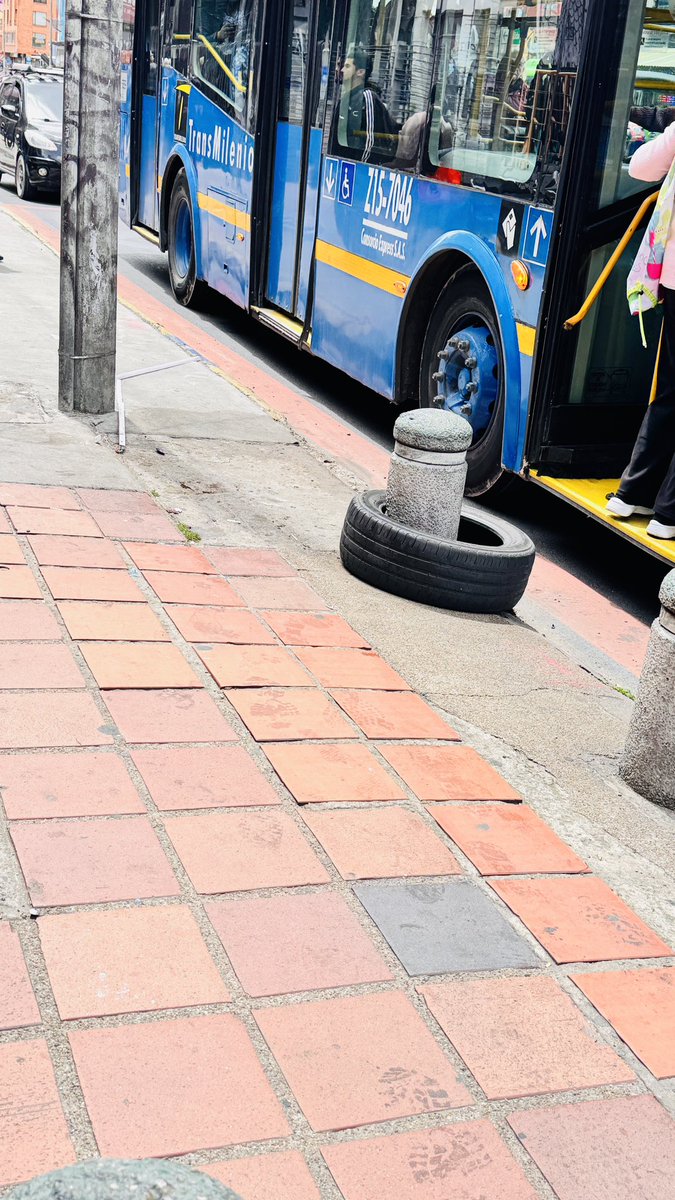 Miren esto están dejando llantas sobre la kra7 desde Cll 49 y 60, ya esto lleva un semana y nada que las recoge la <a href="/Uaesp/">Uaesp</a> pasan los escobitas y nada,una fotofue debajo de una de las cámaras de <a href="/PoliciaColombia/">Policía de Colombia</a> y ni hacen nada <a href="/AlcaldChapinero/">Alcaldía Local de Chapinero</a> <a href="/Bogota/">Alcaldía de Bogotá</a> <a href="/NoticiasCaracol/">Noticias Caracol</a>