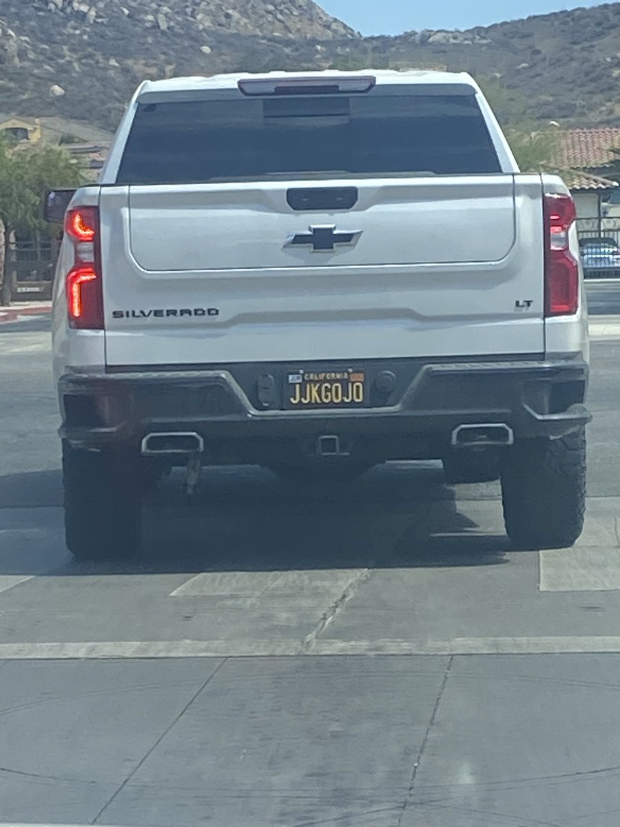 beeviivii's tweet image. i just saw the craziest license plate