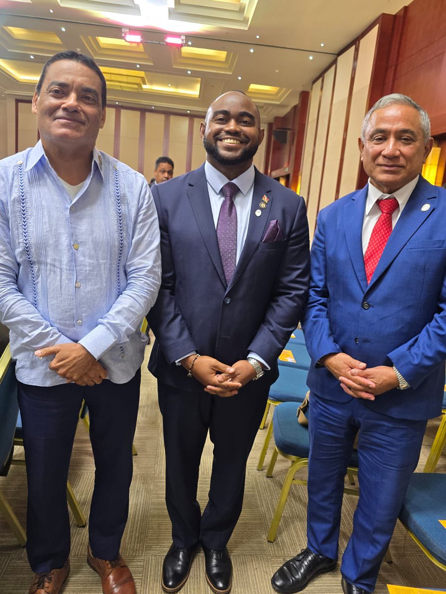 Prime Minister, Hon. John Briceño and Foreign Minister, Hon. Francis Fonseca had a brief discussion with the Hon. Sean Sobers, Minister of Foreign and CARICOM Affairs of the Republic of Trinidad and Tobago on the margins of #CARICOM49. 

They both took the opportunity to