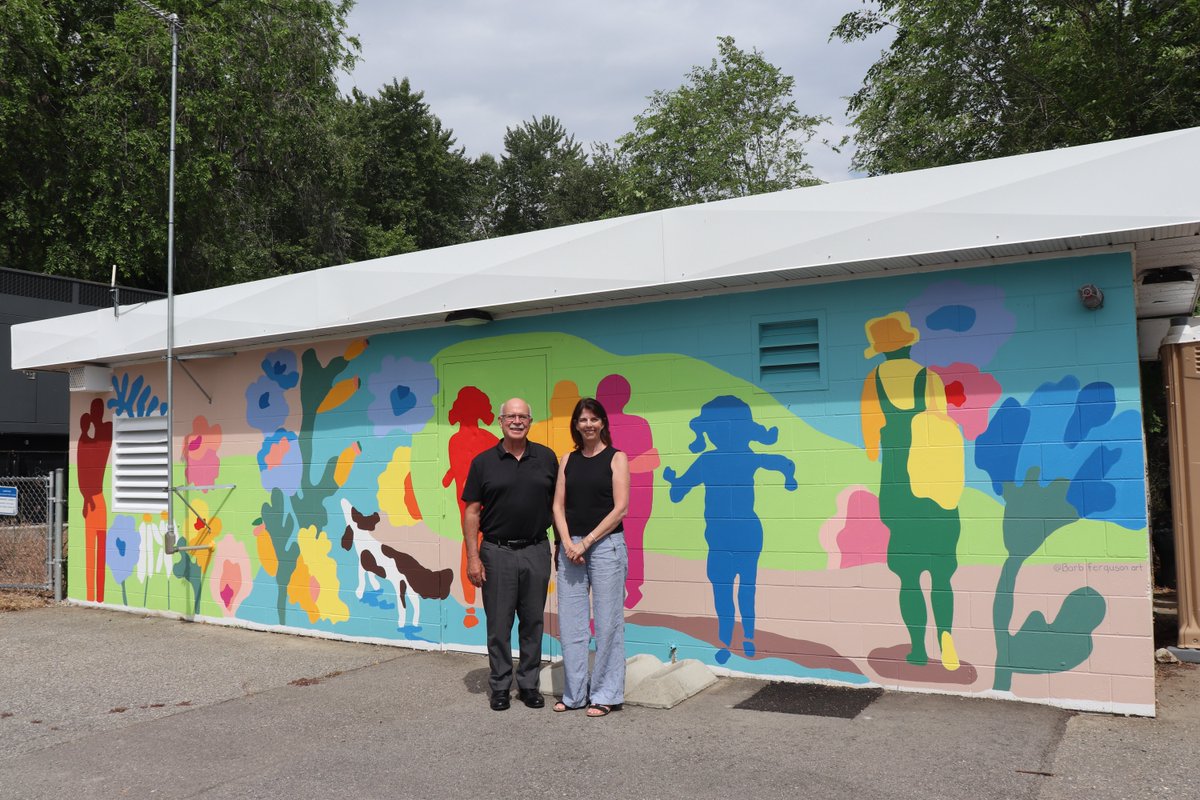Sunnyside Park just got a colourful new addition! 🎨  This spring, local artist and Sunnyside resident Barb Ferguson spent 2 weeks hand-painting a vibrant mural that now brightens the park for all to enjoy.
 
👏 Shoutout to our Public Works crew for helping with this project.