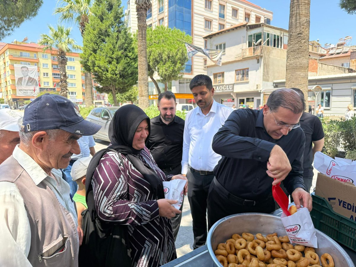 İl Başkanımız Sn. Süleyman Turgut ile birlikte Saruhanlı İlçe Teşkilatımızın düzenlemiş olduğu aşure hayrına katıldık.
   Birlik ve beraberliğimizi pekiştiren bu mübarek günde, aynı kazanda pişen aşure gibi farklılıklarımızla bir araya geldik, kardeşlik sofralarında dualarımızı