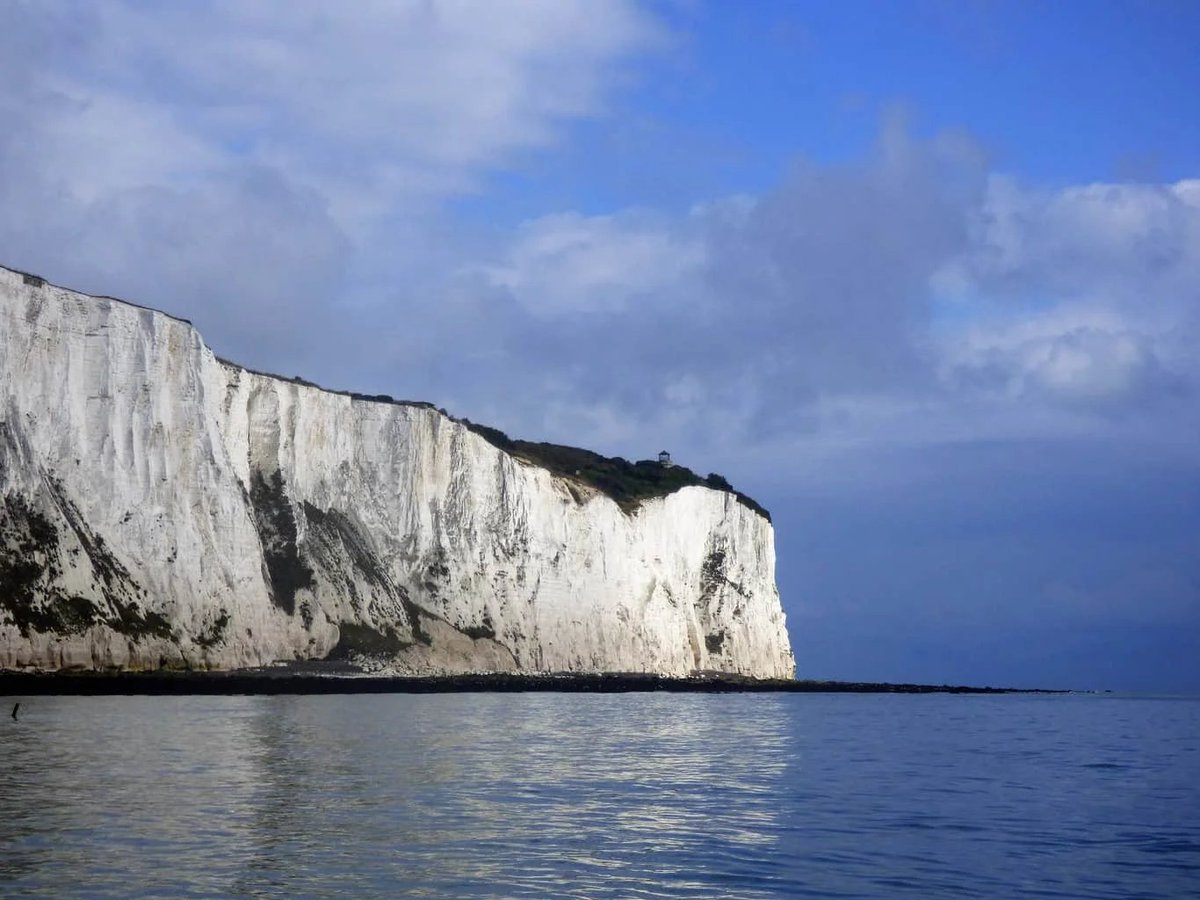 itsarnavb's tweet image. Imagine being a sailor in ye olde days
sailing about North Sea for weeks without end. And the first sight of land you see is just... CHALK
cliffs and cliffs of CHALK
what