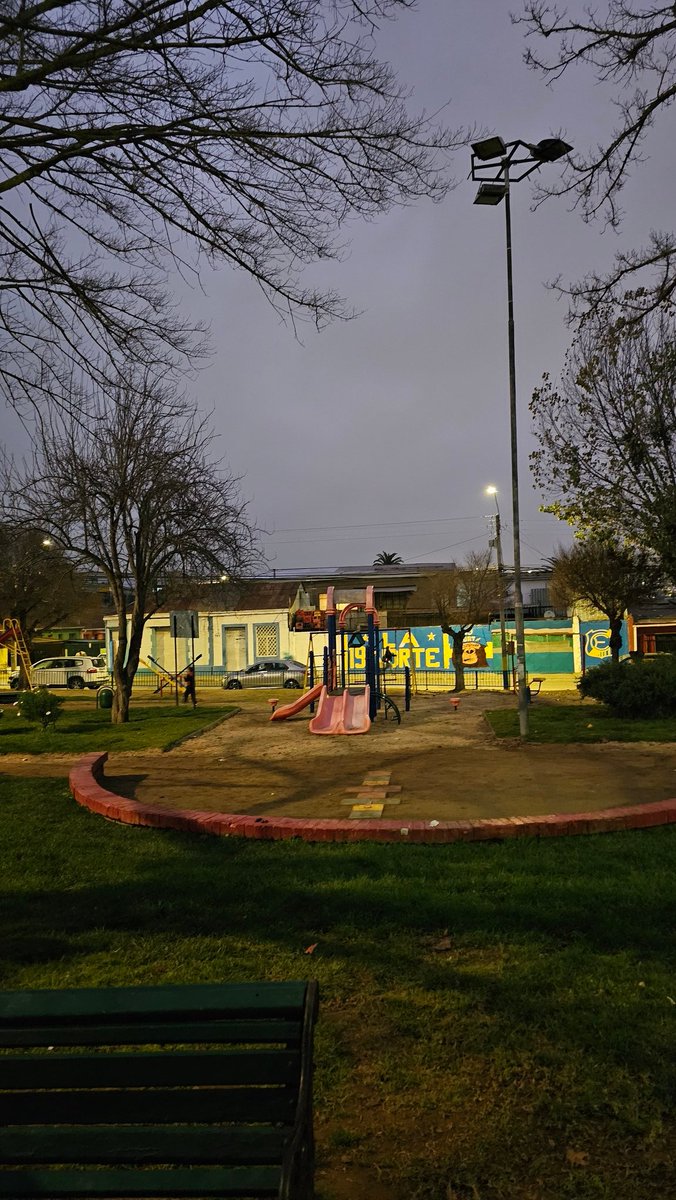 Nicoyerox's tweet photo. @vinadelmar @vinadenuncia Favor realizar la gestión de reparación de Luminaria pública en plaza Santa Ines  ya que hay niños jugando, suficiente tenemos con los drogos fumando cerca de los niños https://t.co/mjFO59uXUY