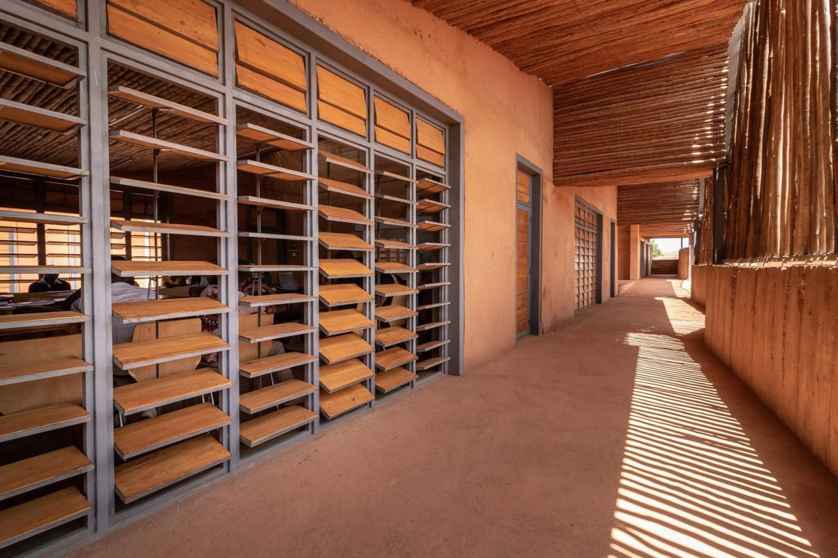 Burkindi_'s tweet photo. #ArchitectureAfricaine 🇧🇫Institut de technologie du Burkina (BIT) - Koudougou, Burkina Faso
Conçu par Kéré Architecture 🇧🇫
📅 Terminé en 2020 | 📐 1 000 mètres carrés
Au cœur du Burkina Faso, se dresse un lieu non seulement de briques et de murs, mais de vision, de courage et de transformation.
De la terre sèche du Sahel, cet institut fleurit d'espoir. C'est plus qu'une université ; c'est un symbole - de ce qui est possible lorsque les esprits africains conçoivent pour l'avenir africain.
🏛️ Avec une ventilation naturelle, des matériaux durables et un savoir-faire local, l'Institut de technologie du Burkina montre au monde que la beauté ne vient pas d'idées importées, mais d'une sagesse enracinée.
🎓 C'est là que les jeunes esprits burkinabés se réveillent. Là où la connaissance rencontre le but. Où l'architecture élève, éduque et inspire.
🌿 C'est une véritable architecture africaine - brute, fière, intelligente et profondément humaine.
📸 Conçu par le lauréat du prix Pritzker 2022, Diébédo Francis Kéré.
Que cela nous rappelle à tous : l'Afrique peut construire son propre avenir - et il sera magnifique.
#AfricanArchitecture #RealAfricanArchitecture #KereArchitecture #BurkinaFaso #BIT #UniversityDesign #SustainableArchitecture #AfricaRising #ArchitectureLovers #DesignForTheFuture #Pritzker #ArchitecturePhotography #StudyInAfrica #ArchitectureInspiration #KnowledgeIsPower #ProudlyAfrican