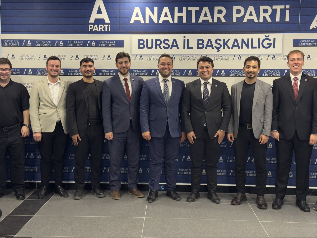 Siyasete nezaket katmak adına Anahtar Parti Bursa İl Gençlik Kolları’nı yeni binalarında ziyaret ettik, hayırlı olsun dileklerimizi ilettik. Misafirperverlikleri için teşekkür ediyor, iletişim ve saygının güçlenmesini temenni ediyoruz.
#YenidenRefah #MilliGörüş