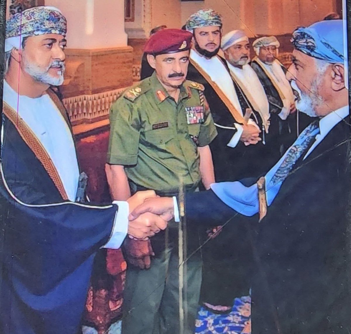 لن ينسى الشعب اليمني غدر عُمان وسلاطينها تجاه شعب اليمن.
والذي نفسي بيده لن تموت العرب الا متوافيه يا عجول الباديه وطرش البحر ،

فقط انتظروا القادم فالجار لا ينسى اذية جاره ولو بعد حين.

#عُمان_جار_السوء
#عمان_تدعم_الحوثيين
#عُمان