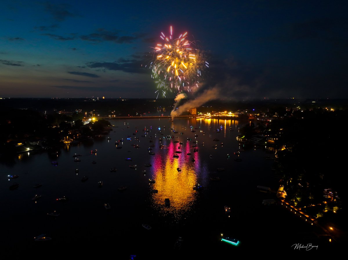 Beautiful reflections of the July 4th fireworks over Morse Lake in Cicero.  <a href="/LindseyWTHR13/">Lindsey Monroe</a>  <a href="/JimOBrienWX/">Jim O'Brien</a> <a href="/RyanMorseWx/">Ryan Morse</a> <a href="/StormHour/">#StormHour</a> #indiana