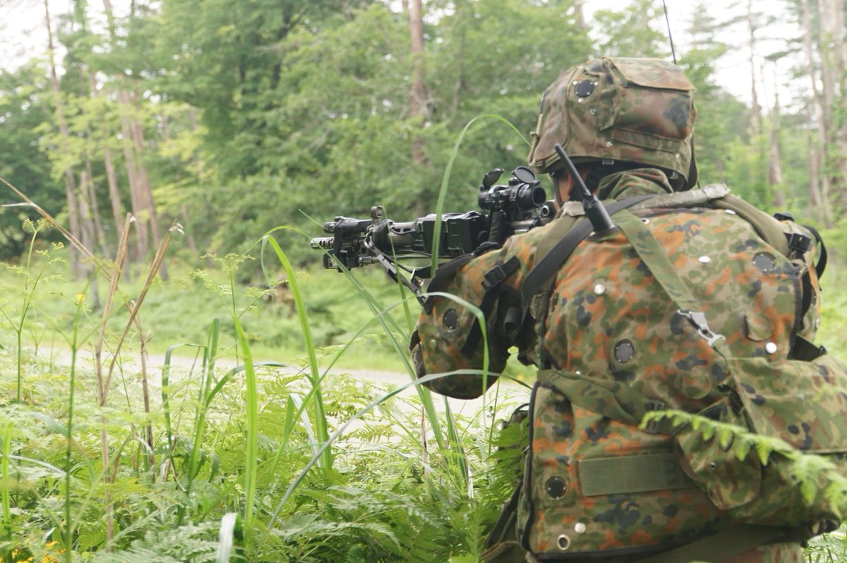 7th_Inf_Kyoto's tweet image. 【連隊訓練検閲②】
迫撃砲の火力支援の下、攻撃を開始します。
急襲する敵装甲車を撃破し、目標を奪取!
同地域を確保し、次の目標へと前進します。
#福知山