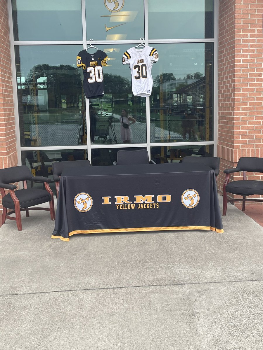 Irmo_Football's tweet image. .@MajorTaylor30 commitment announcement. Choices are Yale, Brown, Princeton, and Harvard.