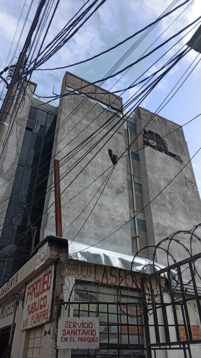🚨Acá fotos de Reportes de daños por sismos. 
Edificio colapsando en 21 cslle y 8va Av zona 1.