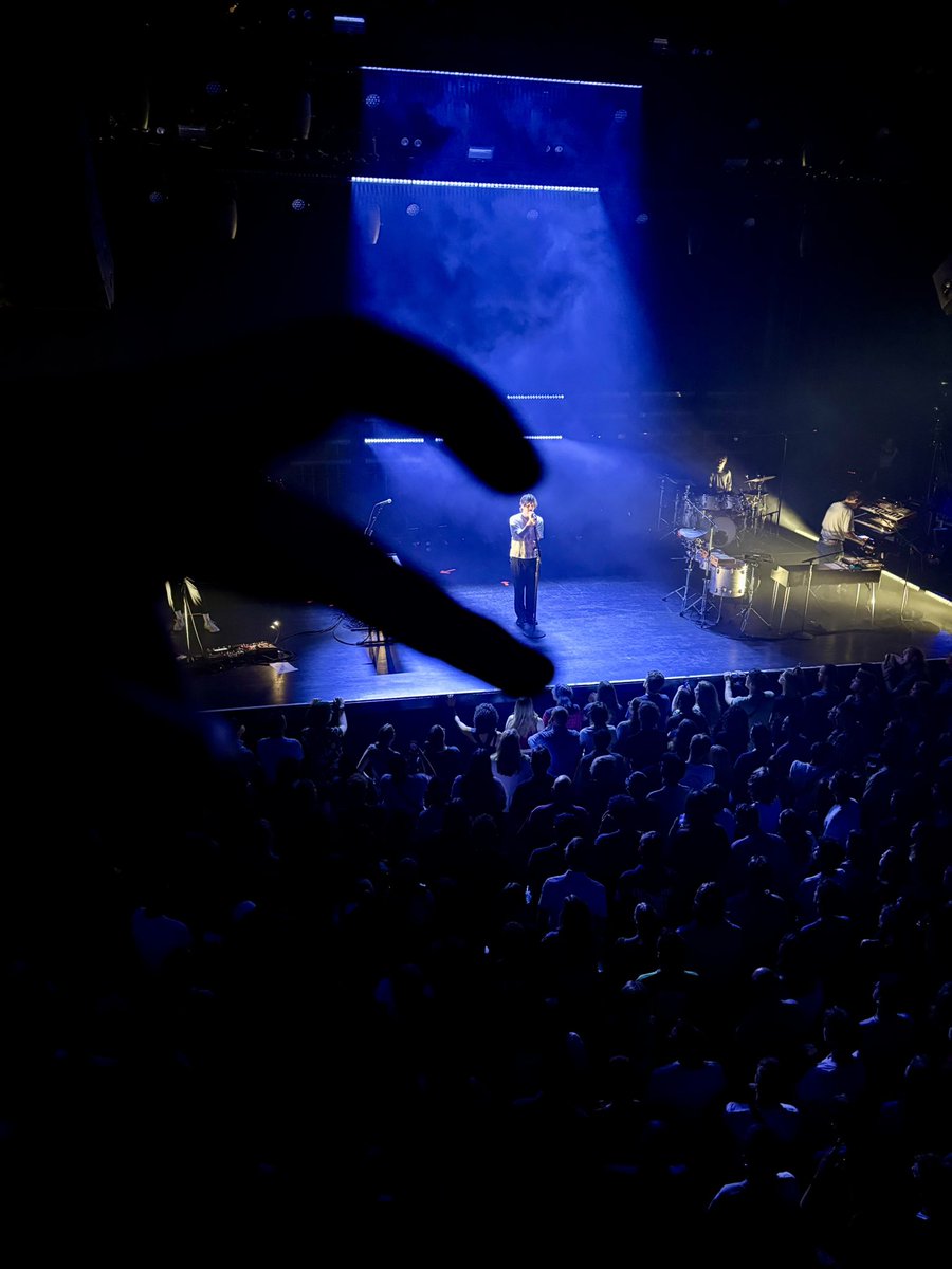 wetsnowman's tweet photo. @fosterthepeople MISTER SMIMS I JUST SAW YOU IN UTRECHT!!!!!!! I know you saw me too, I was the one on the balcony 😎❣️ (and yes… he really is only 5 apples tall 🥺🫶) https://t.co/bU2Wir6J87