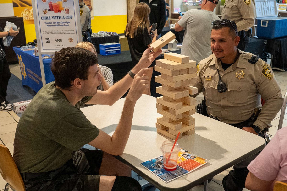 Tuvimos muy buena asistencia hoy en Chill with a Cop — ¡aunque hacía un calorón! 🔥 Nos encantó convivir con nuestra comunidad y echarnos una buena refrescada juntos. 🧊
¡Muchísimas gracias a todos los que se lanzaron al Meadows Mall esta tarde para pasar un rato con nosotros! 💙