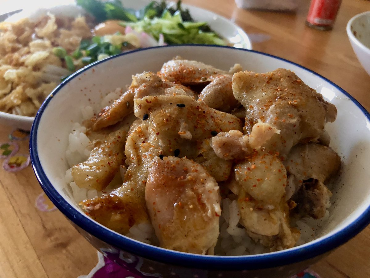 dOq0XW's tweet image. 手羽トロ丼、冷やしたぬきそば特盛
作って食べました。
手羽トロは手羽元の骨を外した肉の部分です。塩焼きにして七味を振りました。
腹＼パァン／ #おうちごはん
