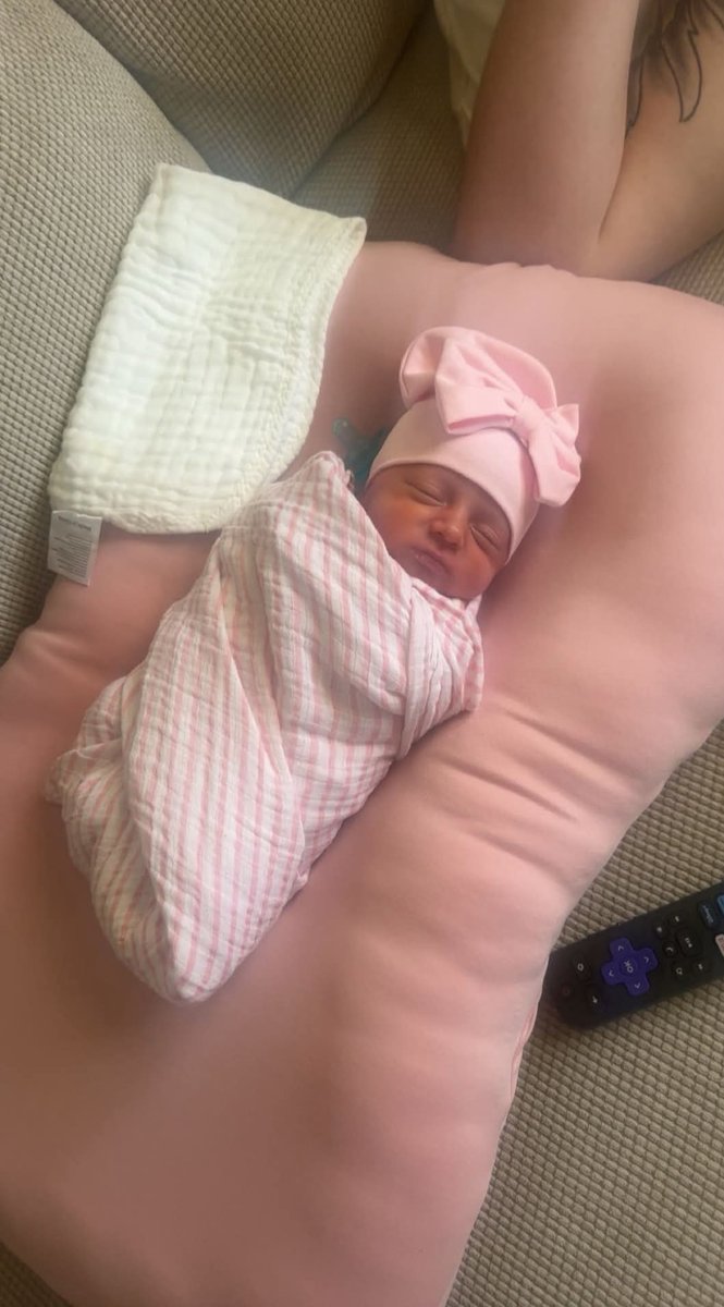 jmac4ua's tweet image. Our 9th grandchild and 3rd great-granddaughter arrived 6 days ago 6 weeks early. Only 4lbs 15oz but just perfect! Looking forward to spoiling another one.