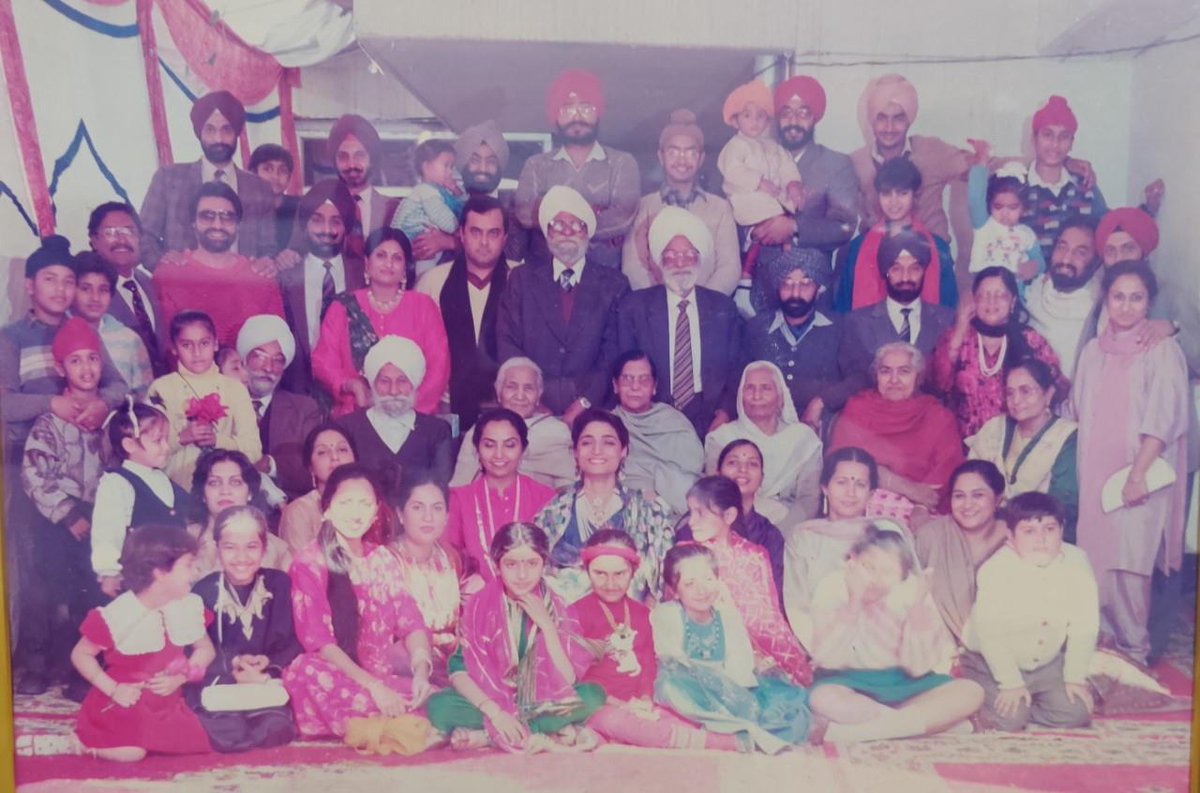 ThethPanjabi's tweet photo. Family group photographs of the Quilewale Bedi descendants of Guru Nanak (1940 at Gurdial Photo Studio in Amritsar, 1957 at Rohtak, and 1991 at Defence Colony). #bedi #sikhs #sikhism #sikhi #sikhhistory https://t.co/rIAJvtU0u9