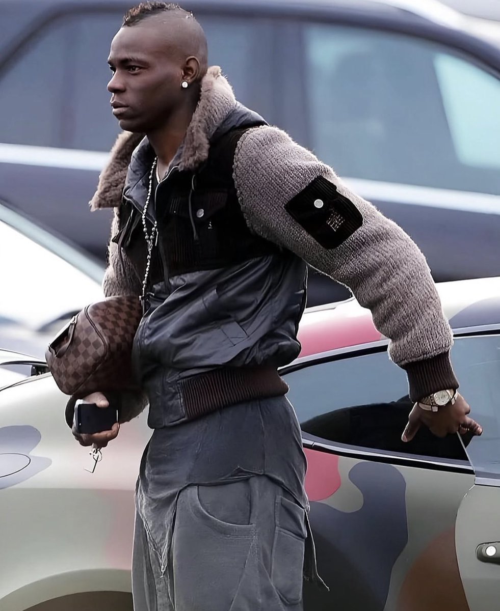 HardestFitPics's tweet photo. Mario balotelli loved that Louis Vuitton Bag 

Look at the swag doe https://t.co/jW9CgpcRMa