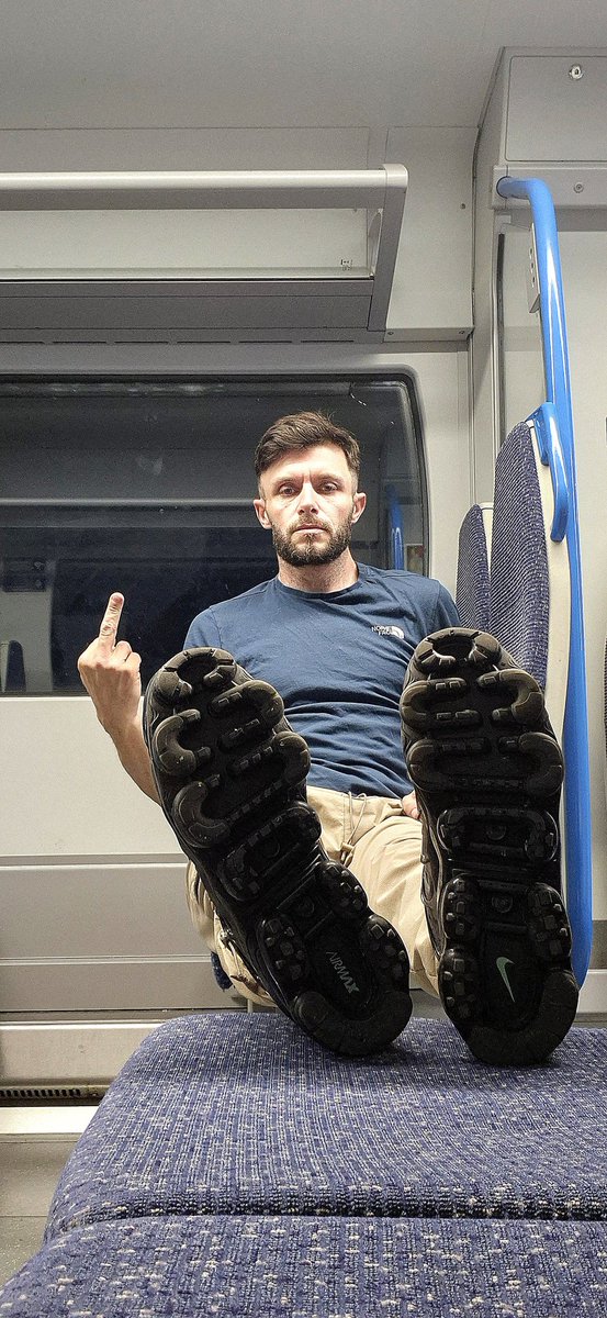I just caught you opposite me on the train on the other side gooning at me... so I caught you and decided to give you something to actually goon over...

The bottom of my perfect vapour max.

The most alpha chav of all trainers
