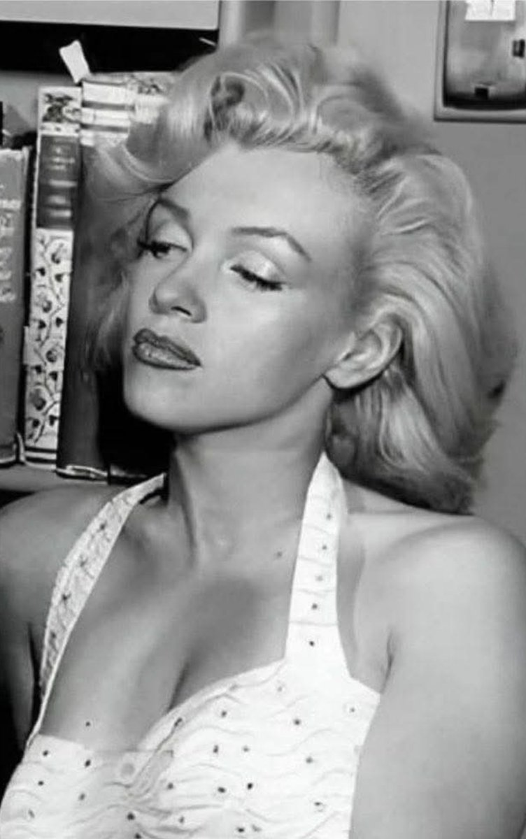 MarilynDiary's tweet image. Marilyn Monroe during an interview in her Doheny apartment in 1953.