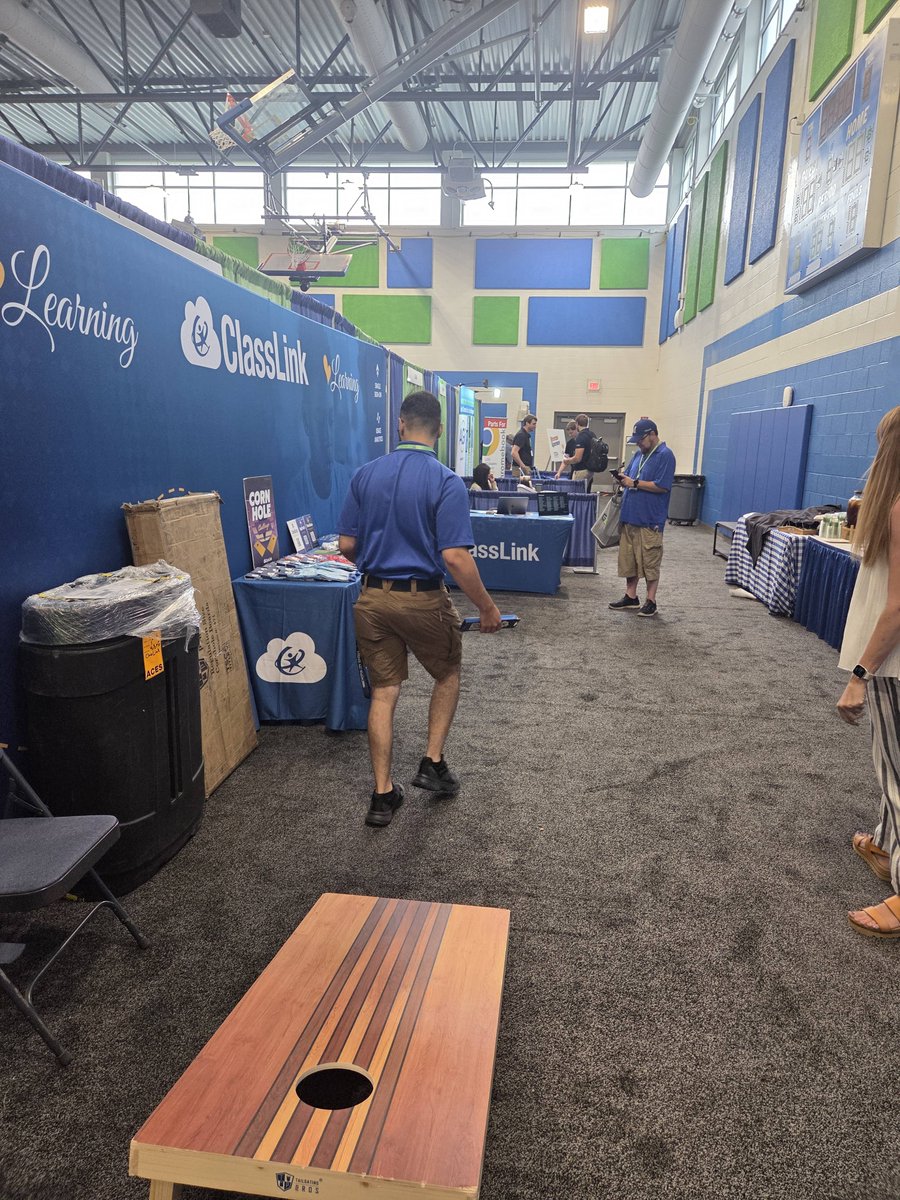 SI 2025 is off to a great start! The vendor hall is busling with activity!