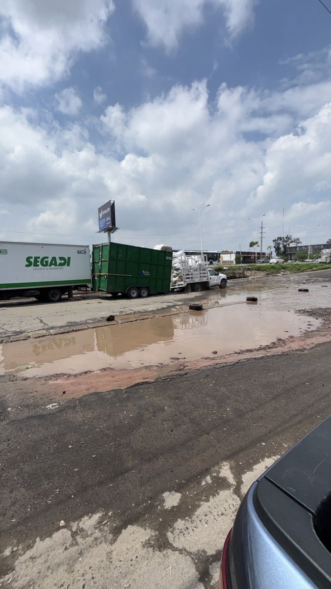 JuanBFirey's tweet photo. @famoso33 @Trafico_ZMG @GobTlaquepaque @LauraImelPerezS @TransporteJal @GobiernoJalisco @dk1250 @muralcom @SOS_Mural URGE DEMASIADO ya es imposible transitar por ahí! Han quedado varados infinidad de automóviles y camiones @Trafico_ZMG @GobTlaquepaque @LauraImelPerezS https://t.co/wucjW9wqtN