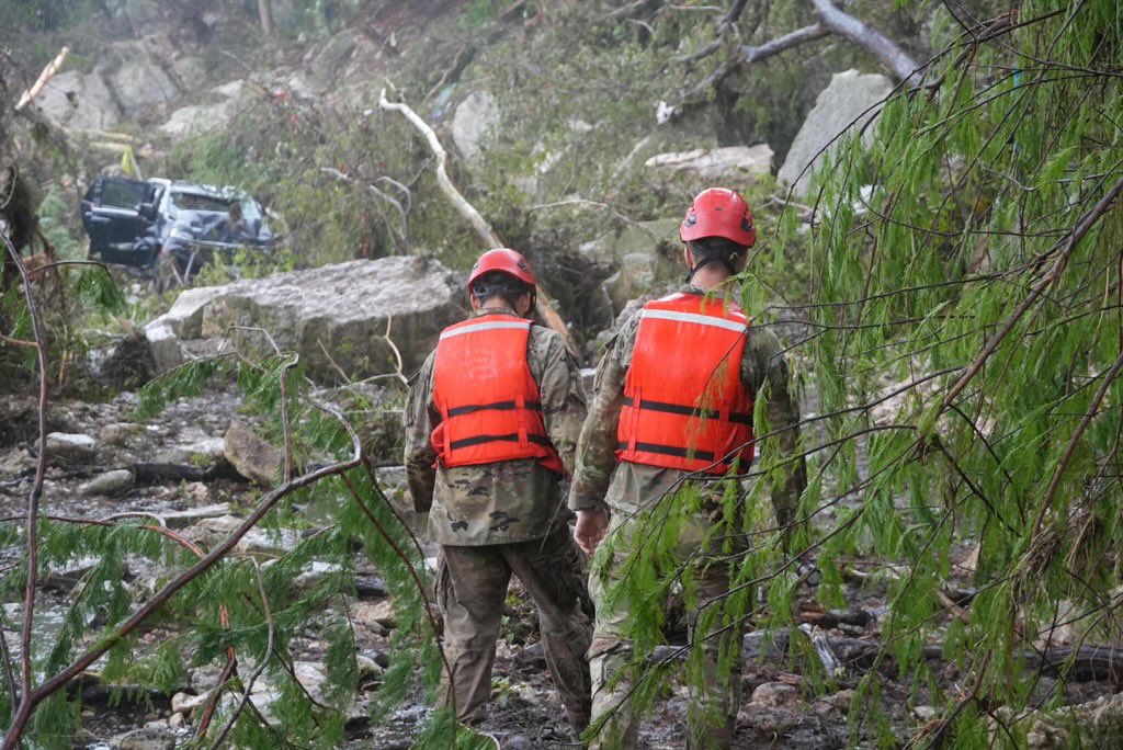 ChiefNGB's tweet image. Shannon & I extend our deepest condolences to those who have lost loved ones & seen their communities upended in Texas.
We’re also incredibly proud of the Texas National Guardsmen & all first responders who continue to answer the call— responding with courage, compassion &…