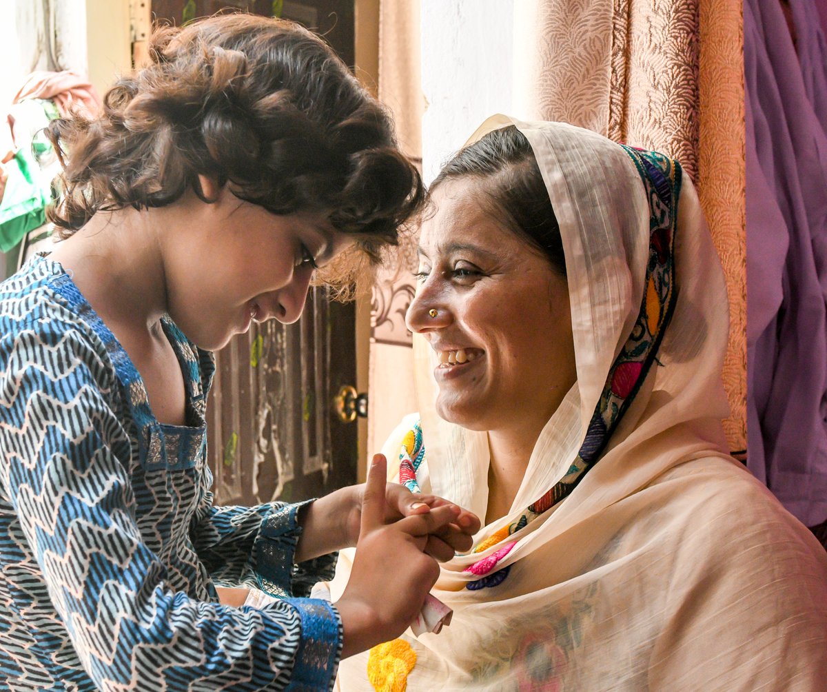 PioSmith_UN's tweet image. This is what hope looks like.
Razia, a #fistula survivor from #Pakistan, shares a joyful moment with her daughter. Her smile says it all: Recovery, dignity and a new beginning is possible.
On Int’l #DayOfHope, she is our reminder to turn hope into action, leaving no one behind.…