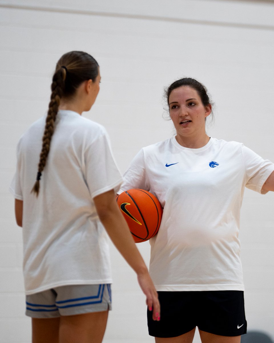 BroncoSportsWBB's tweet image. 𝙂𝙐𝙀𝙎𝙎 𝙒𝙃𝙊'𝙎 𝘽𝘼𝘾𝙆 𝙄𝙉 𝘼𝘾𝙏𝙄𝙊𝙉 😤😝
#BleedBlue | #WhatsNext