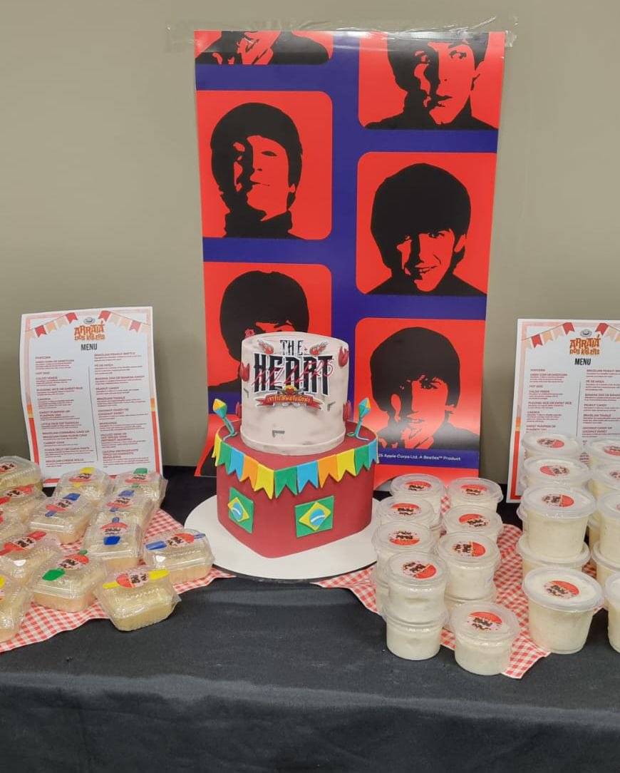 firstkhaotungbr's tweet photo. ❤️‍🔥 | PROJETOS FOOD SUPPORT, PRESENTES, BANNER E HAND BANNERS — The Heart Killers in Brazil. 

Tudo foi entregue com muito carinho para os meninos representando o fandom brasileiro de ambos. Esperamos que eles tenham gostado dos presentes e das comidas 🥹

[@PortalJoongDunk | @dunknatachaibr]
———————————————-

E para quem não foi ao evento, disponibilizamos no drive a arte dos hand banners e do banner utilizando na decoração (A GMM gravou os banners decorados na rua 👀)

Drive do hand banner: https://t.co/WL4sclWBTQ

Drive dos banners: https://t.co/sNKutcCd4J

Agradecemos a cada um que participou da construção desse momento tão especial ❤️‍🩹

FKJD FM IN BRAZIL

#TheheartkillersUSandLatamTour
#TheHeartKillersFMinBrazil #firstkhaotung #joongdunk