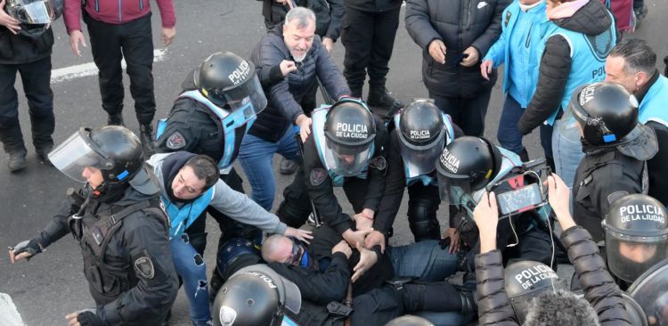Violenta represión policial a trabajadores del INTI que realizaban una protesta pacífica en la colectora de la Avenida General Paz, a la altura de Constituyentes.

▶️  radiosur.org.ar/noticia.php?id…