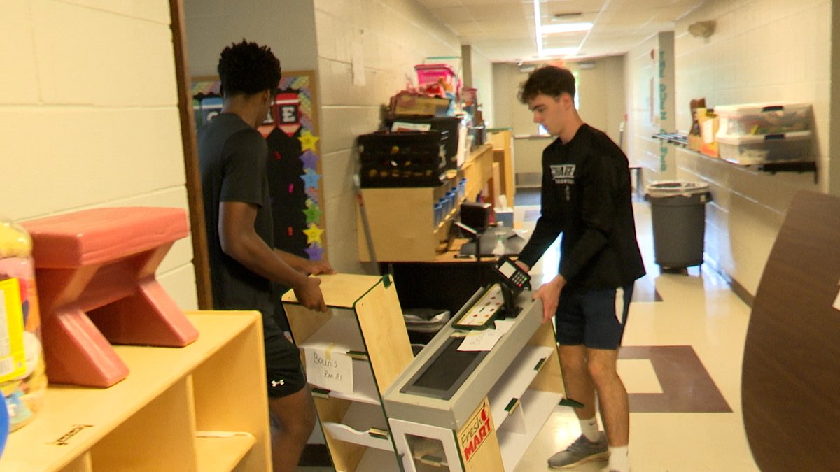 Basketball player, maintenance man Malachi Persinger getting ready for college hoops through summer job

Story: centralillinoisproud.com/sports/local-s…