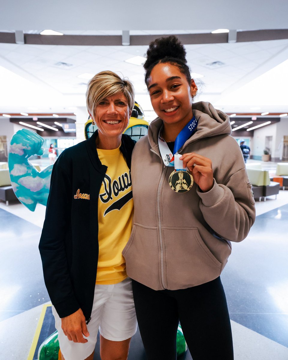 IowaWBB's tweet image. Our gold medalist is home 💛
@StuelkeHannah x #Hawkeyes