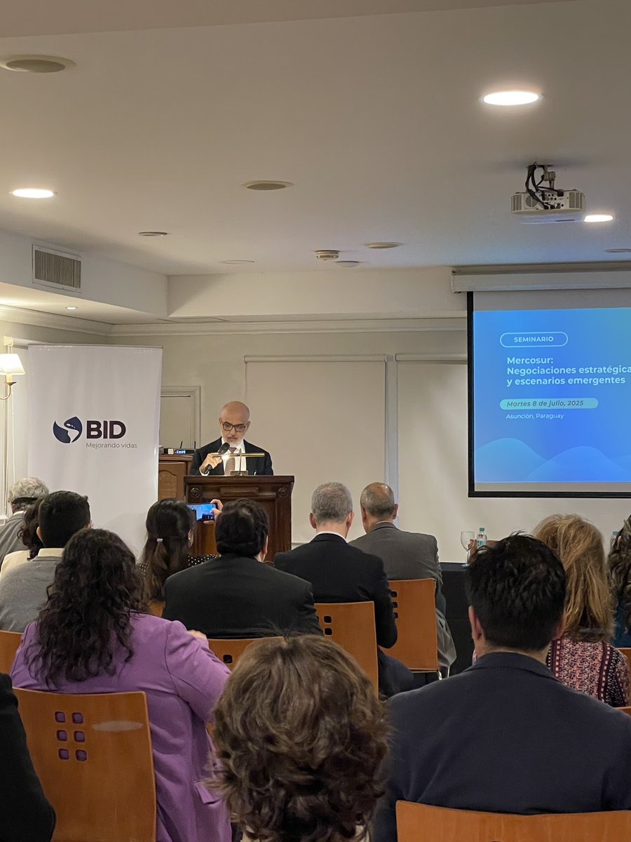 En Asunción, Paraguay, presentamos el Informe #MERCOSUR N°27 de <a href="/el_BID/">Banco Interamericano de Desarrollo</a>, que examina la evolución del bloque en materia de comercio, inversión y una agenda externa en expansión.

En el seminario abordamos las perspectivas del Acuerdo MERCOSUR–UE desde la mirada público-privada, y
