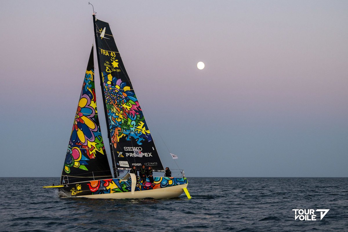 tourvoile's tweet photo. 🌀 Long comme un jour sans vent, mais pas sans rebondissements !

24h (et des poussières) de navigation engagée pour cette première grande boucle du Trophée Région Bretagne⛵️

🥇 Dunkerque-Kiloutou
🥈 Paprec by Normandy Inshore Program
🥉 Les Étoiles Filantes-Takhys x NST https://t.co/96sUJk0hey