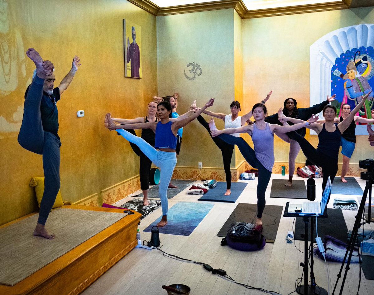 DharmaYogaNYC's tweet image. Before you practice always offer thanks to whomever you believe in and invite all beings everywhere to enjoy the practice through your body, mind, and senses. 

--Yogi Sri #DharmaMittra