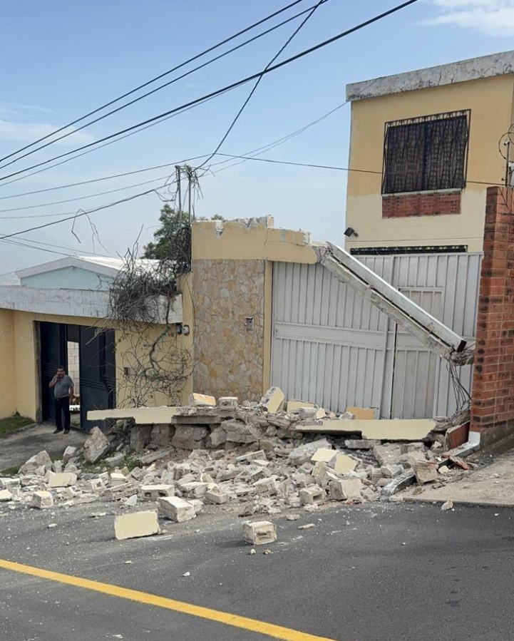 VIVIENDAS AFECTADAS EN MIXCO🚨

También se reportan daños en algunas fachadas de viviendas ubicadas en Balcones de San Cristóbal, zona 8 de Mixco.

#NuestroDiario, noticias como son.
📸: David Espinoza | #SucesosND