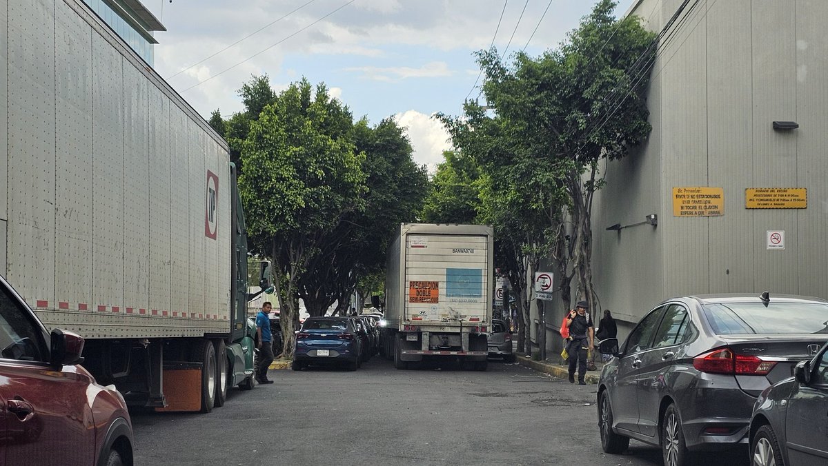 Buenas tardes <a href="/ClaraBrugadaM/">Clara Brugada Molina</a> <a href="/seguridad/">seguridad</a> <a href="/SSC_CDMX/">SSC CDMX</a> <a href="/UCS_GCDMX/">Unidad de Contacto del Secretario SSC CDMX</a> <a href="/Alcaldia_Coy/">Alcaldía de Coyoacán</a> <a href="/giogutierrezag/">Giovani Gutiérrez</a> 
SOLICITAMOS SU APOYO Y EL DE #TransitoGT PARA MANTENER LIBERADA LA CALLE DE PRADERAS (ENTRE LA BARRANCA E INSURGENTES).
ESO ES DIARIO!!!
x.com/AmpJardines/st…
x.com/AmpJardines/st…